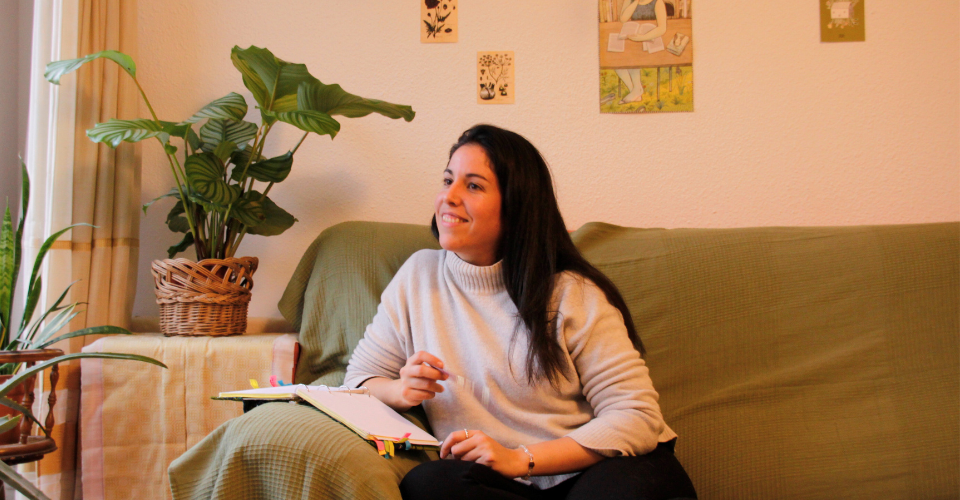 mujer emprendedora trabajando en su miedo a emprender con un proyecto propio