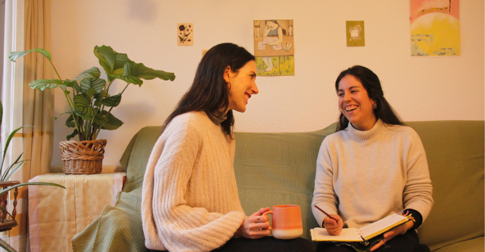 mujeres emprendedoras trabajando juntas en superar sus miedos a emprender
