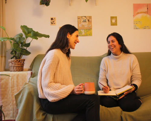 Mujer emprendiendo, superando su miedo a emprender gracias al apoyo del grupo