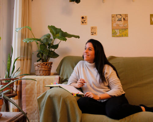 Mujer emprendiendo, superando su miedo a emprender gracias al apoyo del grupo